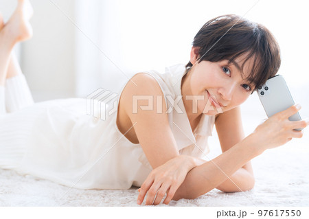 女性 ビューティー 美容 スキンケア リビング スマホ 女性 ビューティー 美容 スキンケア リビング スマホ 97617550