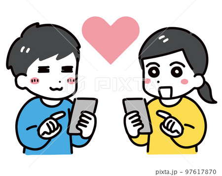 スマホで連絡を取り合う笑顔の男女(上半身) 97617870