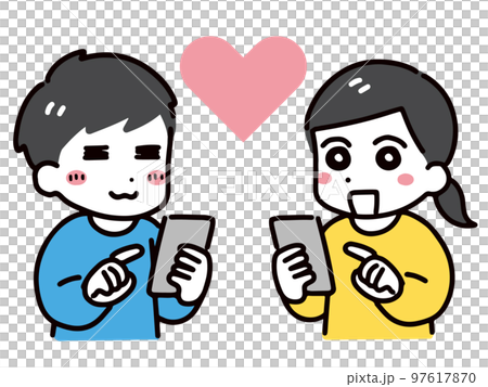 微笑的男女透過智慧型手機交流(上半身) 微笑的男女透過智慧型手機交流(上半身) 97617870