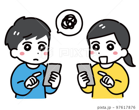 スマホを持った浮かない表情の男性と笑顔の女性 97617876