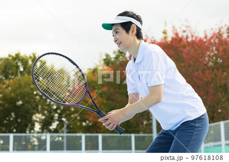 テニスを楽しむミドル女性 97618108