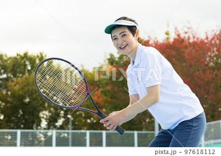 テニスを楽しむミドル女性 97618112