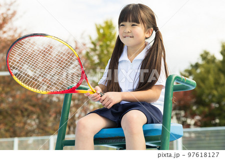 テニスを楽しむ子供 テニスを楽しむ子供 97618127