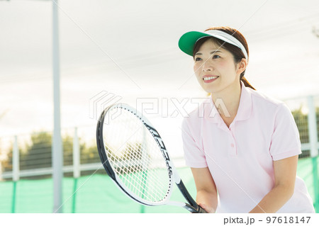 テニスを楽しむ女性 97618147