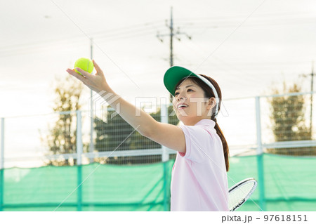 テニスを楽しむ女性 97618151