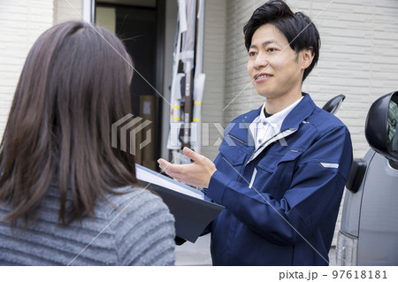 建築中の家施主に説明をする男性施工業者 建築中の家施主に説明をする男性施工業者 97618181