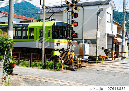叡山電鉄叡山本線　一乗寺3号踏切を通過する出町柳行き叡電900系電車　京都府京都市左京区 97618885