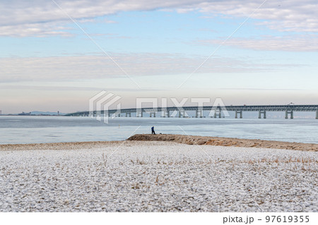 マーブルビーチ　夕暮れと後姿 97619355