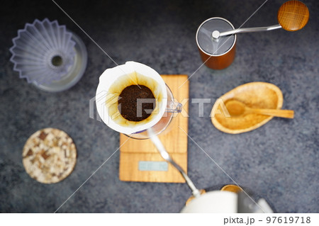 珈琲　コーヒー　ハンドドリップ　HARIO V60　抽出　俯瞰 97619718