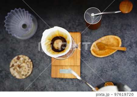 珈琲　コーヒー　ハンドドリップ　HARIO V60　抽出　俯瞰 97619720