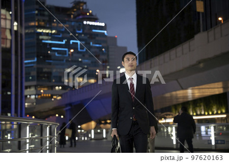 夜の街を歩くスーツ姿のビジネスマン 97620163