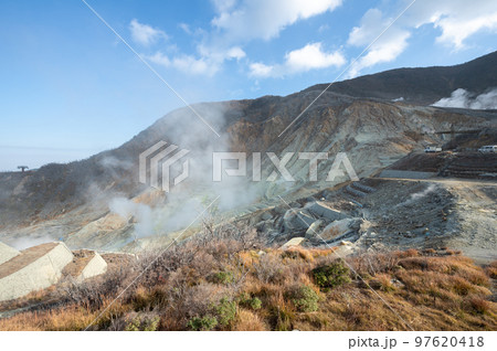 大涌谷の噴気地帯の景色 大涌谷の噴気地帯の景色 97620418