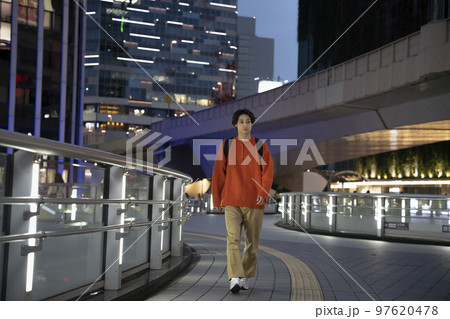 夜の街を歩く若い男性 夜の街を歩く若い男性 97620478