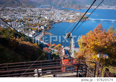 紅葉シーズンの河口湖とロープウェイ 97620574