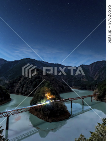 冬季だけ運行される大井川鐵道の井川線の星空列車が奥大井湖上駅に停車する様子 97620595