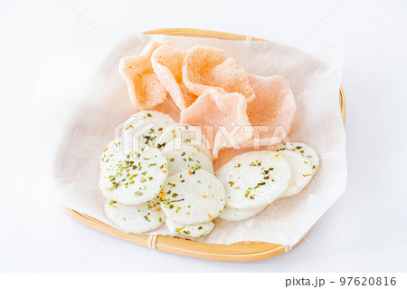 笊に盛った海老せんべい 97620816
