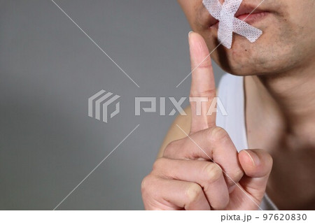 口止めをする人物のイメージ写真 口止めをする人物のイメージ写真 97620830