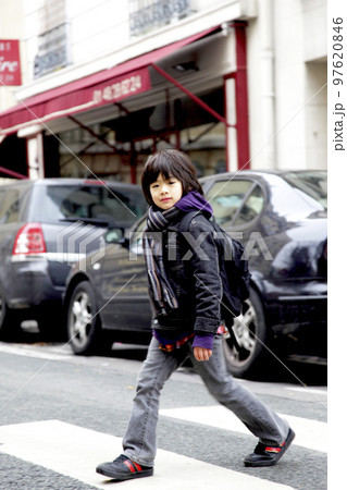 フランス パリの街並みを歩く少年 97620846