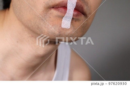 いびき防止のテープを貼った男性 いびき防止のテープを貼った男性 97620930