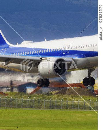 着陸直前の旅客機 着陸直前の旅客機 97621570