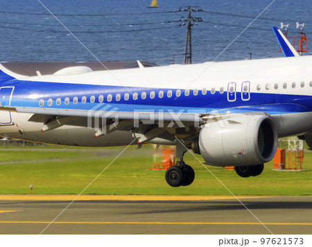 稚内空港・着陸直前の旅客機 稚内空港・着陸直前の旅客機 97621573
