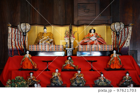 桃の節句　ひな祭りの雛人形（東京都府中市） 97621703