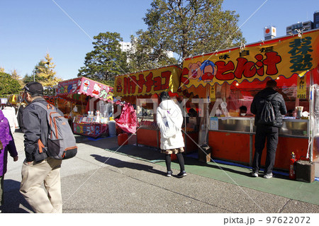 縁日の露店で迷ってしまう豚汁、焼き鳥、バナナチョコにカステラなど、浅草寺の参拝の後の食べ歩き楽しみ 97622072