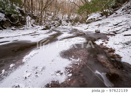 冬の菊池渓谷雪景色 97622139