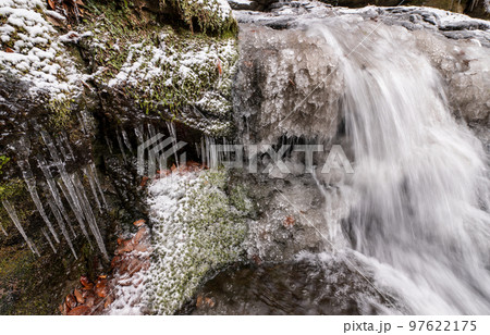 冬の菊池渓谷雪景色 97622175