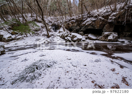 冬の菊池渓谷雪景色 97622180
