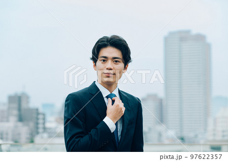都会で働くビジネスマン 97622357