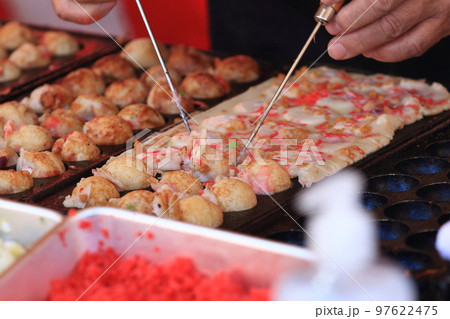 たこ焼き作り 職人技 屋台のたこ焼き たこ焼き作り 職人技 屋台のたこ焼き 97622475