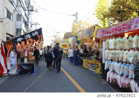 縁日の露店は何処までも続き、歩き続ける二人の会話も何処までも 縁日の露店は何処までも続き、歩き続ける二人の会話も何処までも 97622921