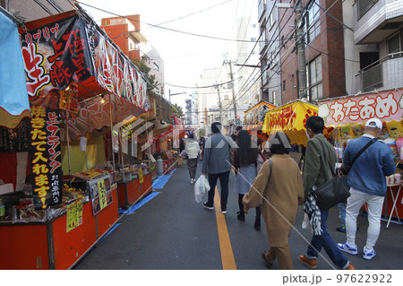 縁日の焼きそば、唐揚げゲームなど露店の道を連れ立って散策、酉の市は毎年の私達の行事 縁日の焼きそば、唐揚げゲームなど露店の道を連れ立って散策、酉の市は毎年の私達の行事 97622922