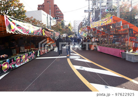 縁日の日は車道を手をつないで歩ける、唐揚げ、焼きそばにゲームなど酉の市の縁日は左も右も露店で惑う 97622925