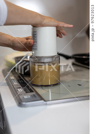 フードプロセッサーを使っているシニア女性の手元 フードプロセッサーを使っているシニア女性の手元 97623013