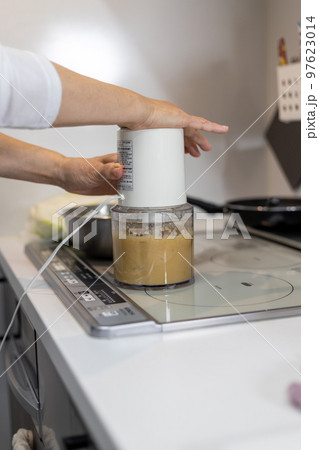フードプロセッサーを使っているシニア女性の手元 フードプロセッサーを使っているシニア女性の手元 97623014