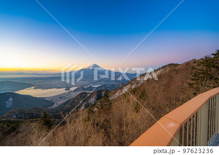 【富士山素材】新道峠から見る朝焼けの富士山【山梨県】 【富士山素材】新道峠から見る朝焼けの富士山【山梨県】 97623236
