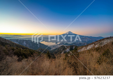 【富士山素材】新道峠から見る朝焼けの富士山【山梨県】 【富士山素材】新道峠から見る朝焼けの富士山【山梨県】 97623237