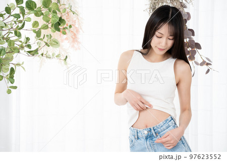 ウエストを確認する若い女性 ウエストを確認する若い女性 97623552