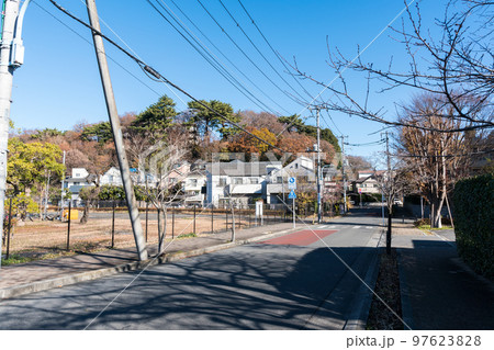 野川の谷戸橋付近の住宅街 谷戸橋センターかわせみ館脇の道路 東京都調布市 野川の谷戸橋付近の住宅街 谷戸橋センターかわせみ館脇の道路 東京都調布市 97623828