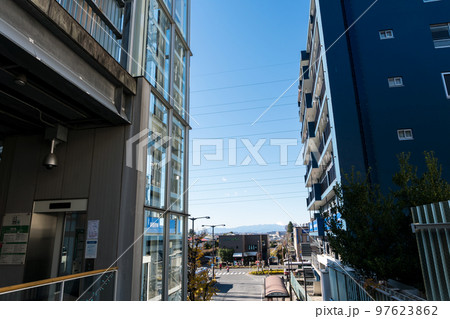 成城学園前駅 階段で駅ビル2階へ 冬晴れの青空 東京都世田谷区 成城学園前駅 階段で駅ビル2階へ 冬晴れの青空 東京都世田谷区 97623862