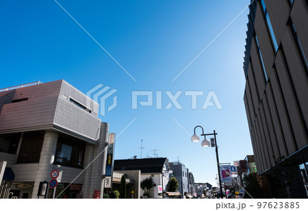 成城学園前駅　駅前市街地の風景　成城通り　冬晴れの青空　東京都世田谷区 97623885