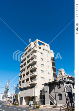 成城学園前駅　西口の南側にあるマンション　冬晴れの青空　東京都世田谷区 97623891