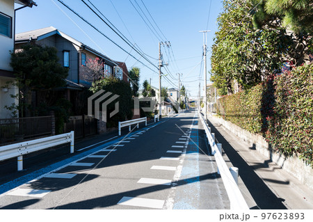 成城学園前駅　西口近くの閑静な住宅街　冬晴れの青空　東京都世田谷区 97623893