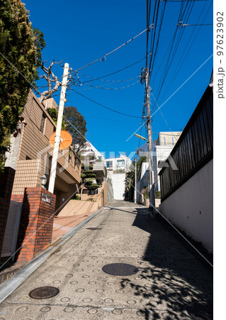 成城学園前駅と野川に近い閑静な住宅街　冬の快晴　東京都世田谷区 97623902