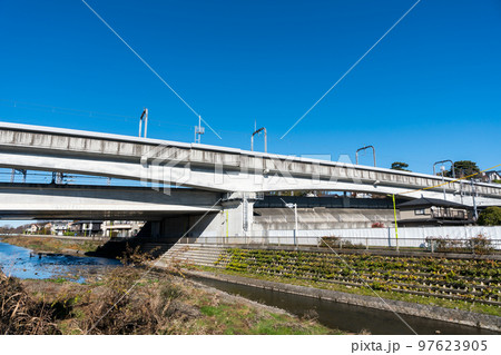 野川 小田急線の高架線路 冬の青空 東京都世田谷区 野川 小田急線の高架線路 冬の青空 東京都世田谷区 97623905