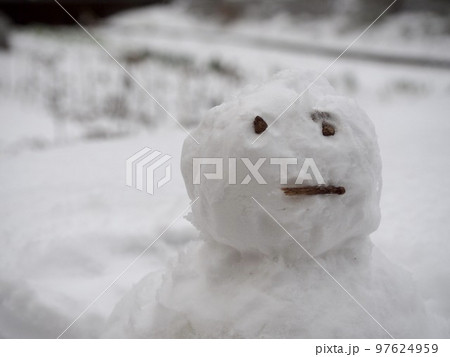 雪 足跡 積雪 冬の夜 極寒 雪景色 雪だるま スノーマン 雪 足跡 積雪 冬の夜 極寒 雪景色 雪だるま スノーマン 97624959