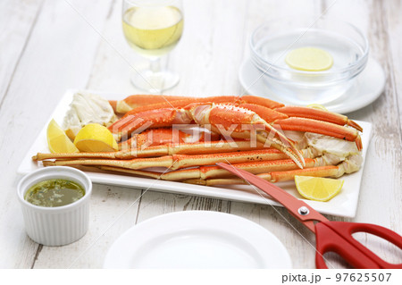 茹でズワイガニのガーリックバターソース添え 97625507