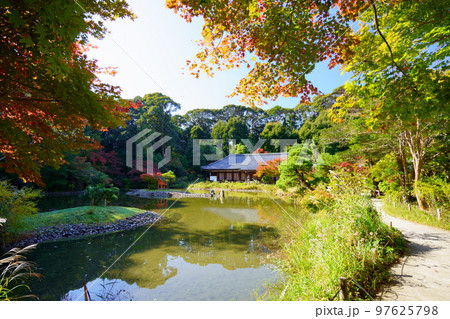京都府木津川市・秋の浄瑠璃寺本堂 京都府木津川市・秋の浄瑠璃寺本堂 97625798